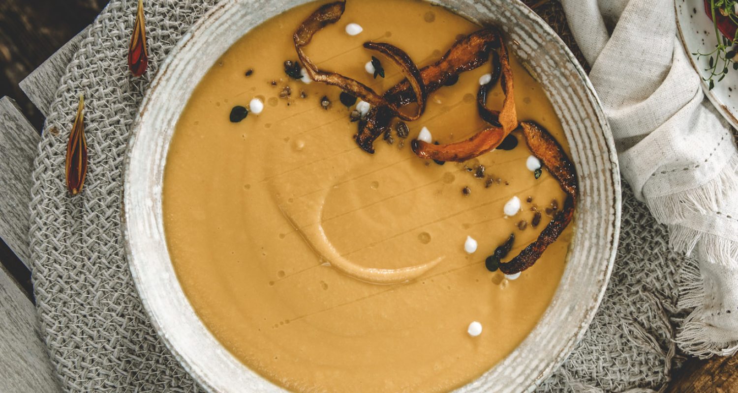 Zoete aardappelsoep met gember en kokosmelk