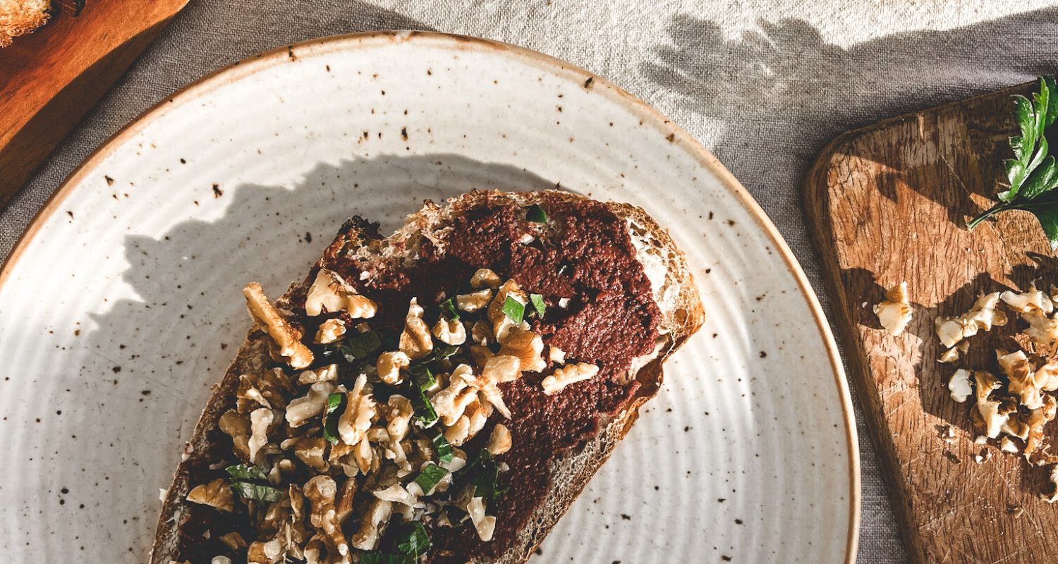 Zuurdesemboterham met olijvenspread